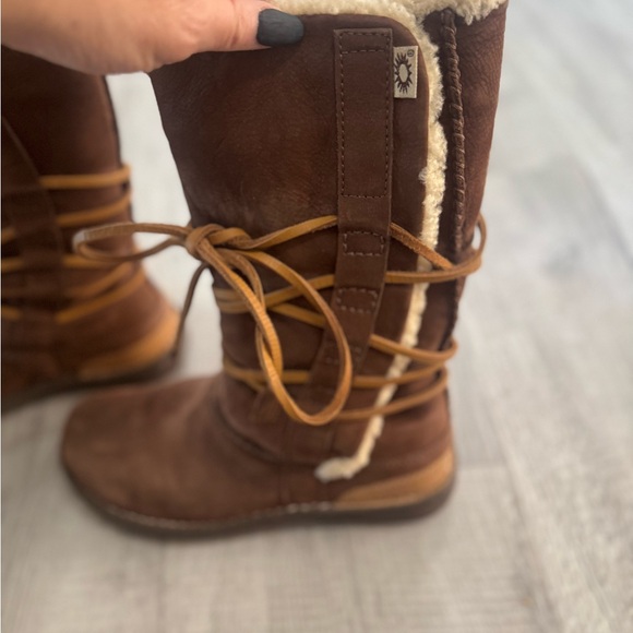 UGG Chestnut Boots with Cozy Cream Lining - Picture 2 of 10